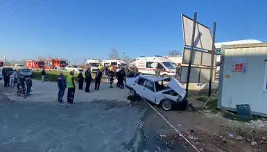 6 Yaralı, 1'i Kritik: TIR ve Otomobil Çarpıştı