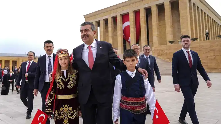 Tekin'den 23 Nisan Mesajı: Geleceğin Sorumluluğu Çocuklarda
